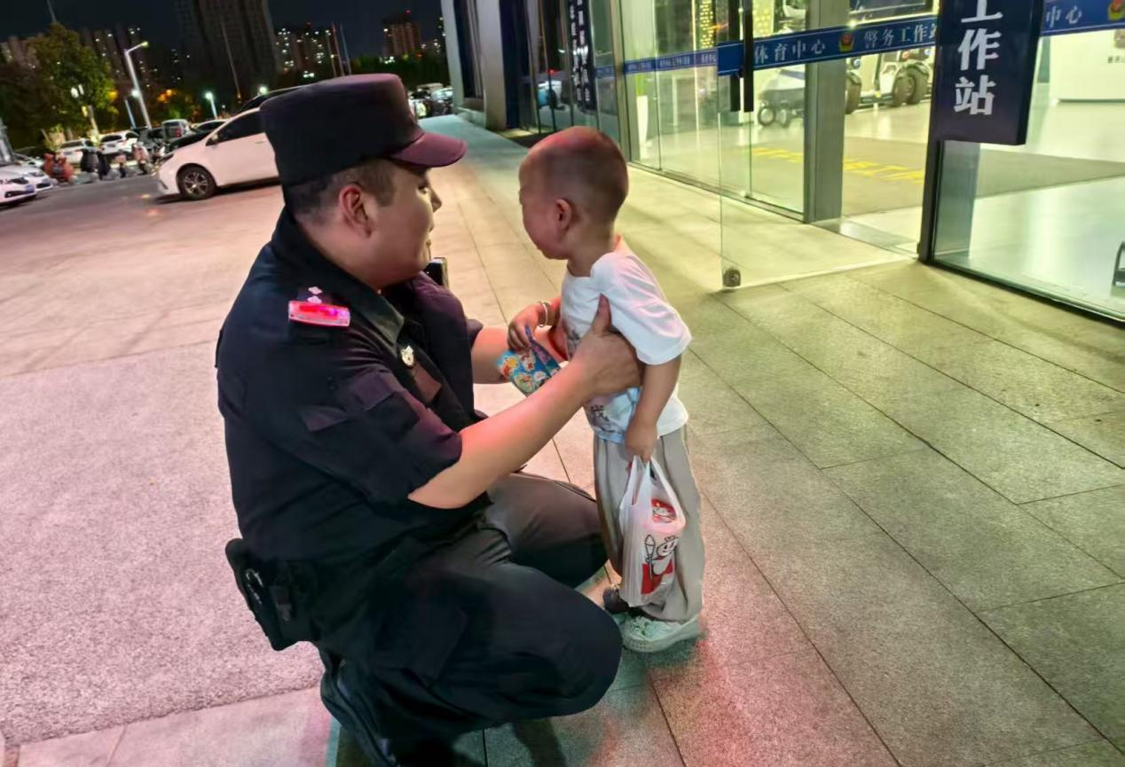 “臨時奶爸”民警幫走失兒童找到家人