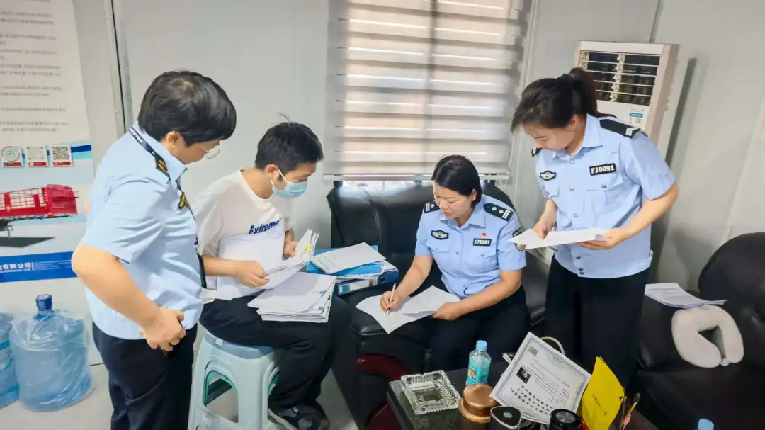 駐馬店交警走進(jìn)客貨運(yùn)企業(yè)開展安全檢查和宣傳教育工作