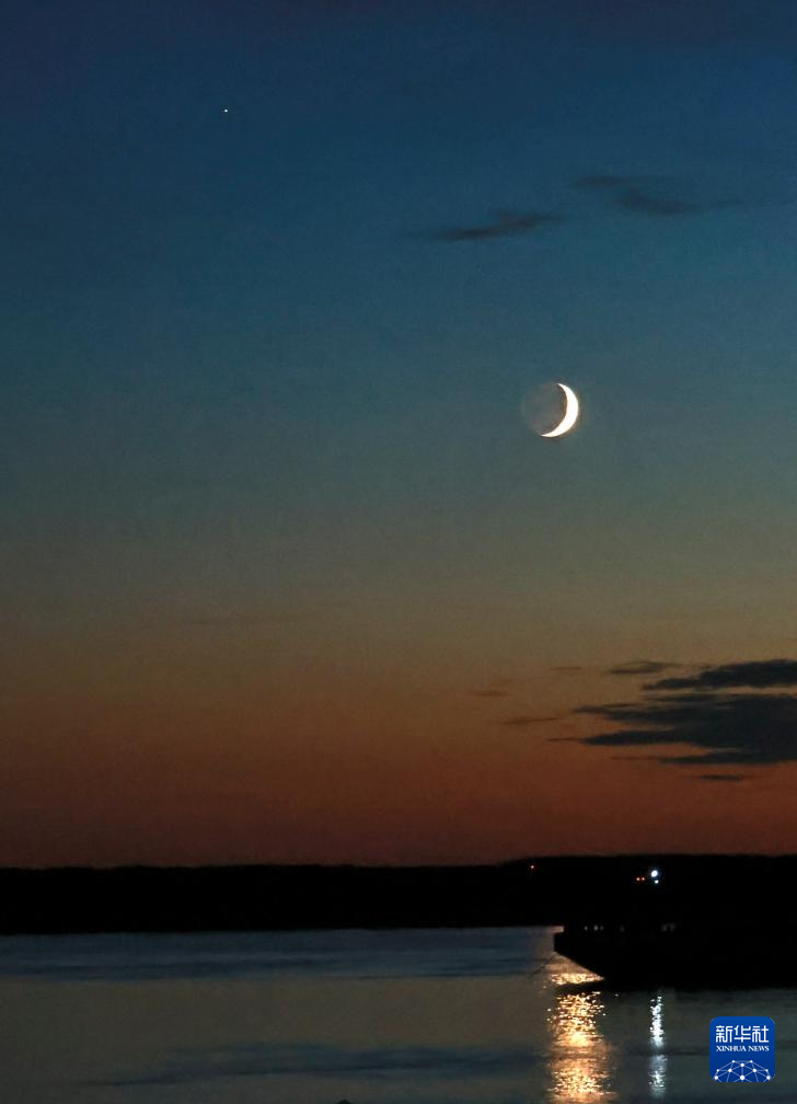 夜空上演火星伴月