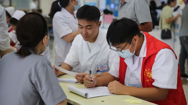  社會(huì)共治，消除肝炎——駐馬店市中醫(yī)院開展“2025年世界肝炎日”義診活動(dòng)