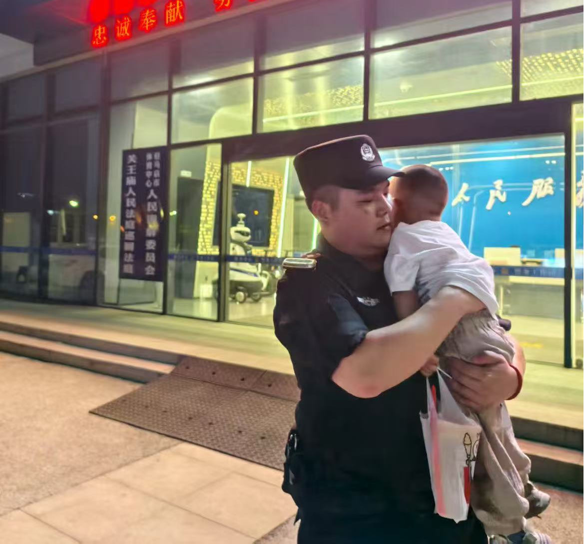 “臨時奶爸”民警幫走失兒童找到家人