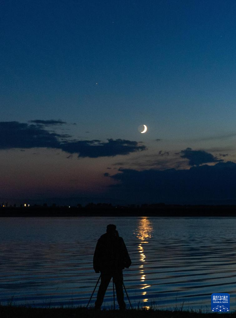 夜空上演火星伴月