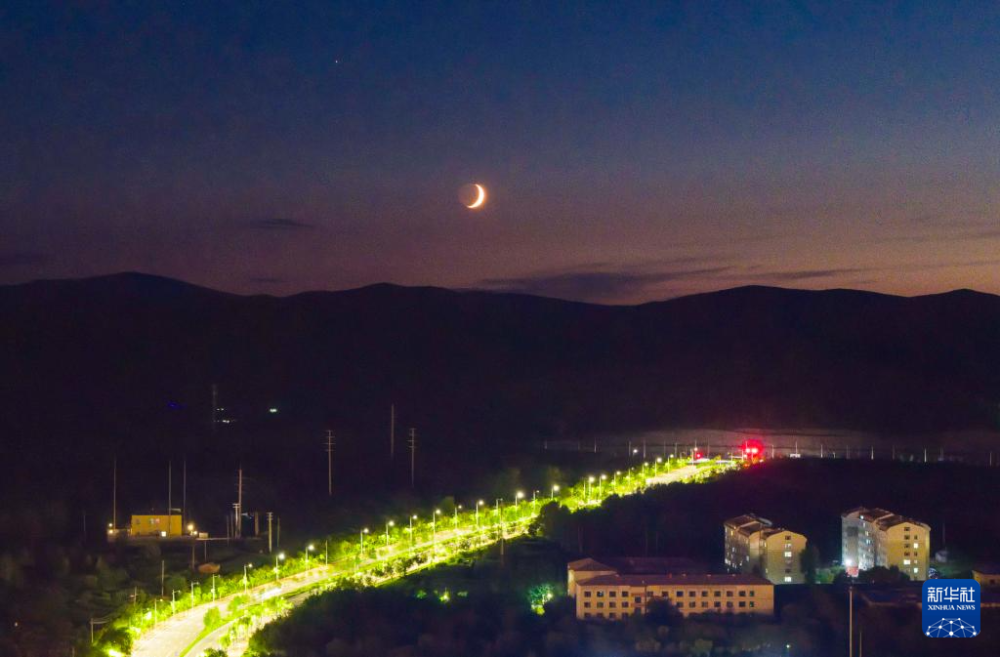 夜空上演火星伴月