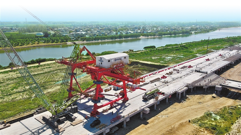 河南迎來首臺碼頭“智慧裝卸工”