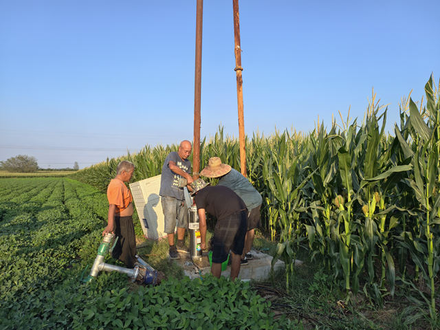 與時間賽跑！大余莊社區(qū)爭分奪秒修井保玉米灌溉