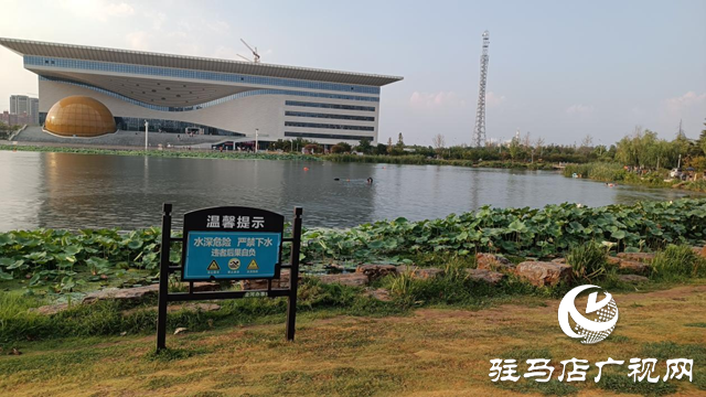 駐馬店市青少年宮景觀湖屢現(xiàn)違規(guī)游泳 安全隱患引擔(dān)憂