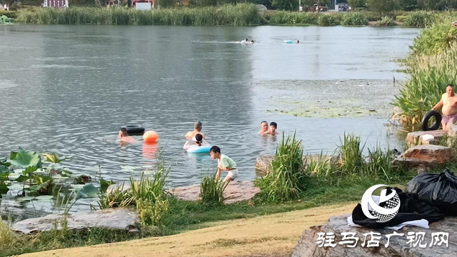 駐馬店市青少年宮景觀湖屢現(xiàn)違規(guī)游泳 安全隱患引擔(dān)憂