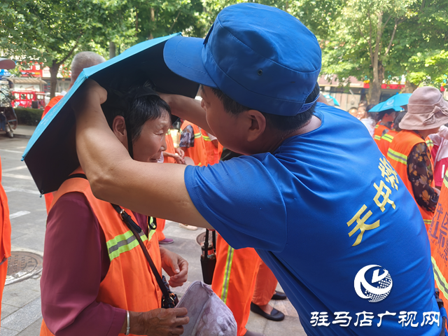 “為環(huán)衛(wèi)工撐起愛心傘”全國百城公益行動(dòng)走進(jìn)經(jīng)濟(jì)開發(fā)區(qū)