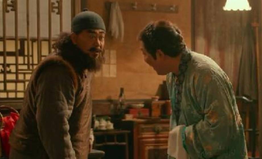 《戲臺》逆襲暑期檔，業(yè)內(nèi)評“陳佩斯在用經(jīng)歷和風骨講故事”