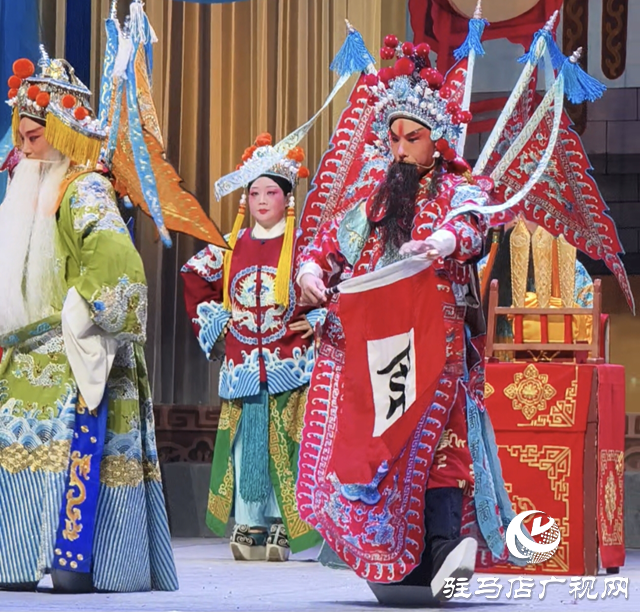 從厚底朝靴到“舞臺(tái)戰(zhàn)靴” 戲曲“男士高跟鞋”里的文化碰撞