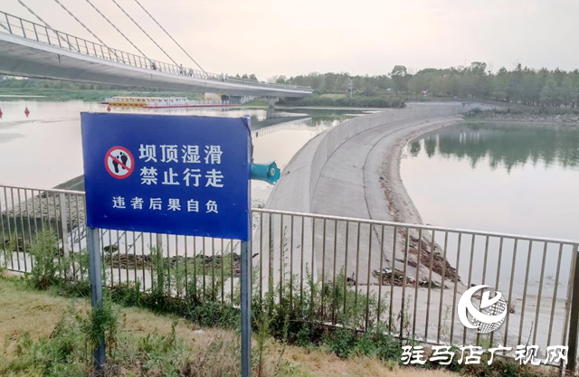 人民公園水域危險暗藏 違規(guī)游泳垂釣現(xiàn)象需警惕