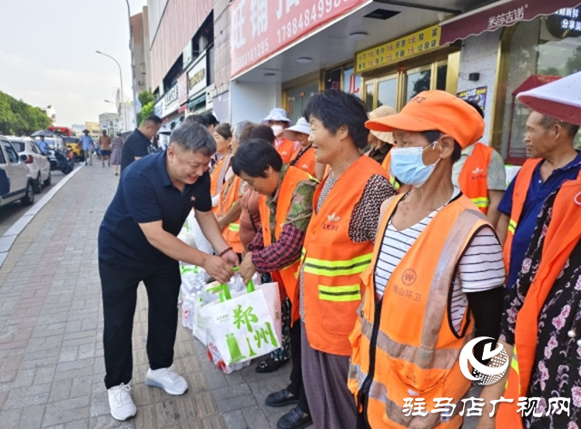 夏日送清涼！河南好人劉洪濤慰問一線環(huán)衛(wèi)工人