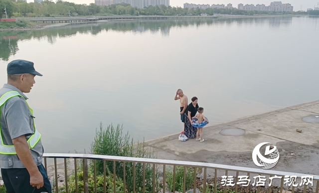 人民公園水域危險暗藏 違規(guī)游泳垂釣現(xiàn)象需警惕