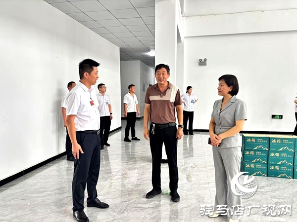 平輿縣總工會(huì)到公交公司開(kāi)展夏季送清涼活動(dòng) 情系一線暖人心