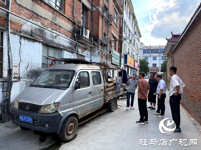 確山縣盤龍街道生產(chǎn)街社區(qū)開展“僵尸車” 清理整治 凈化停車秩序