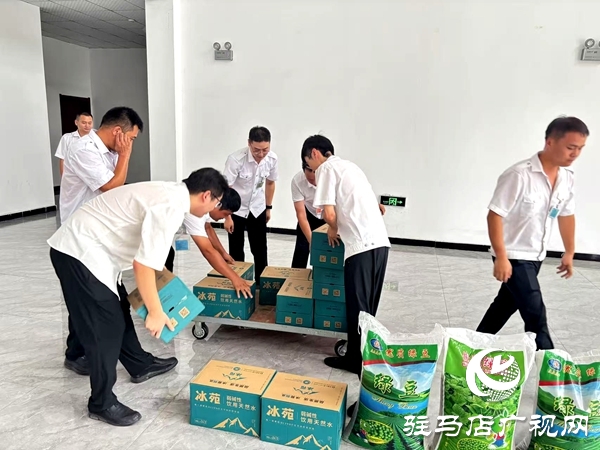 平輿縣總工會(huì)到公交公司開(kāi)展夏季送清涼活動(dòng) 情系一線暖人心