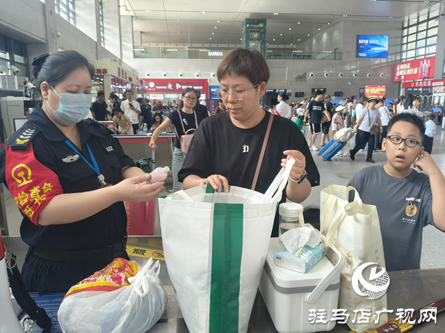 乘高鐵帶防暑用品有講究 駐馬店西站為您劃重點