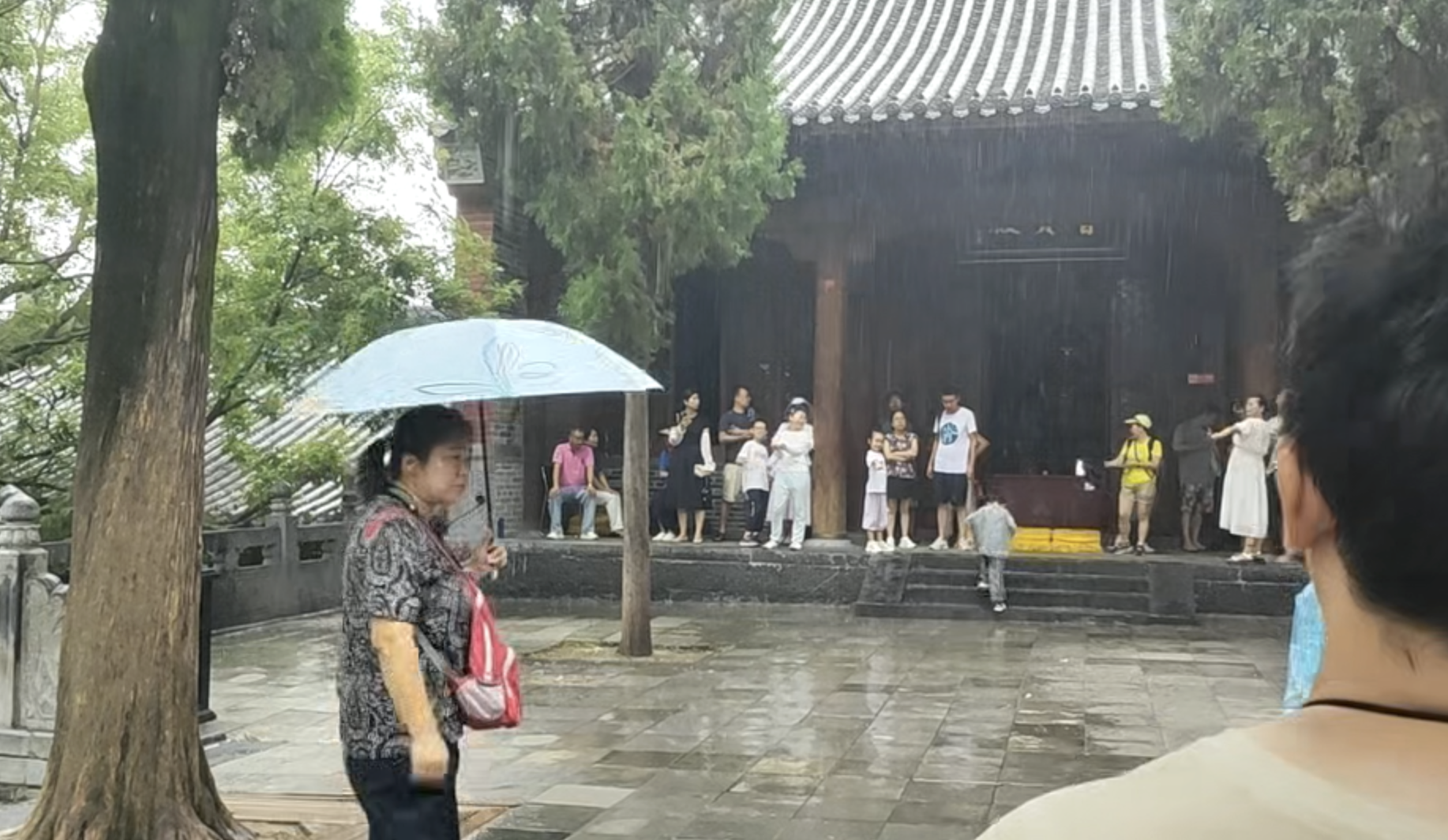 多名游客還原“風雨少林”:僧人主動邀請進殿躲雨