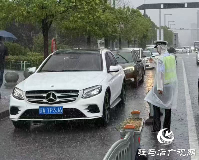 風(fēng)雨中的熒光綠:示范區(qū)交警冒雨守護市民平安出行