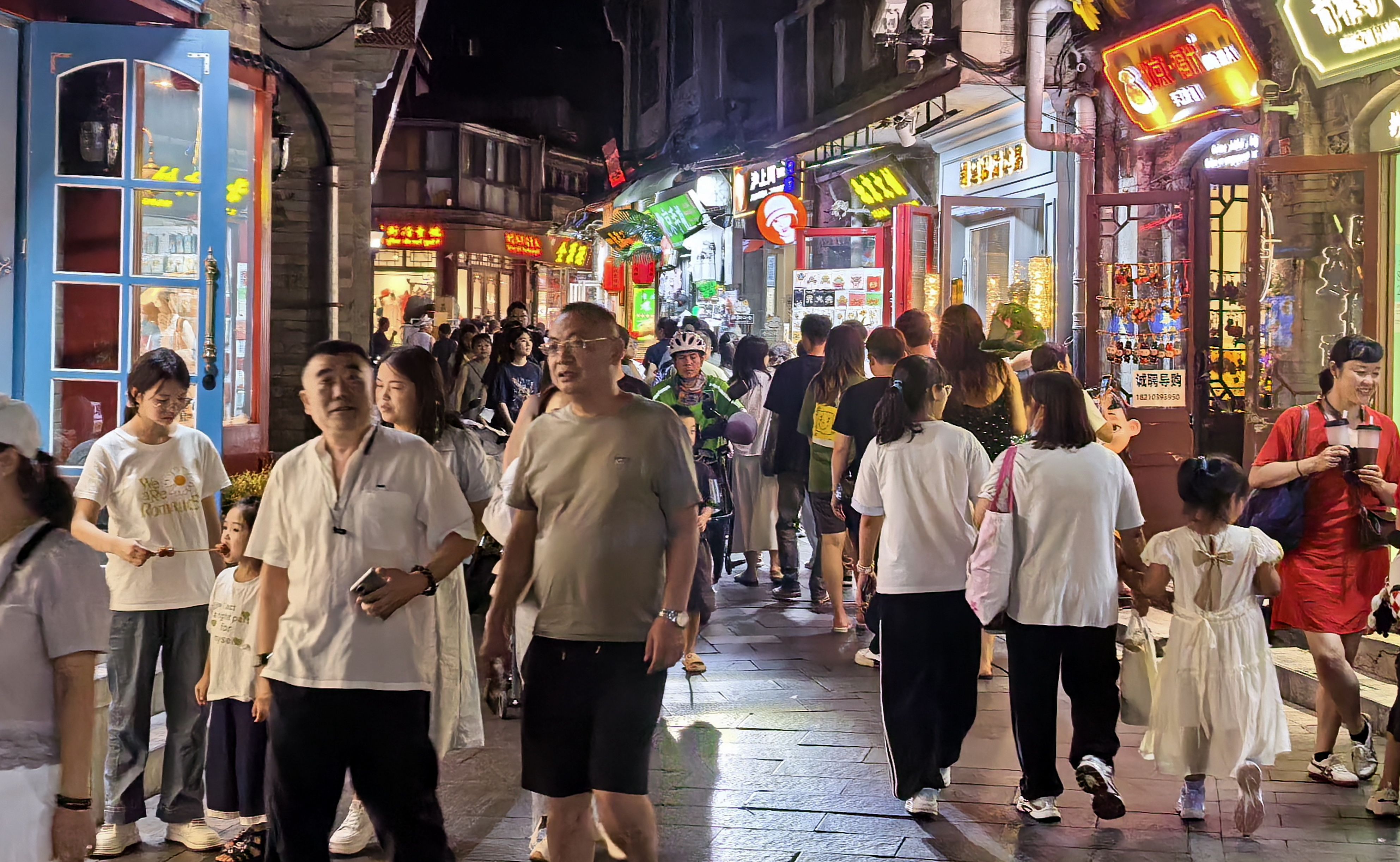 消費(fèi)場景持續(xù)上新 夜間“黃金4小時(shí)”創(chuàng)造暑期經(jīng)濟(jì)新增量