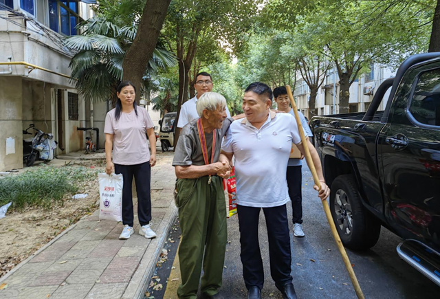 【文明風(fēng)采天中行】中國(guó)好人何文禮：拐杖撐起大愛人生
