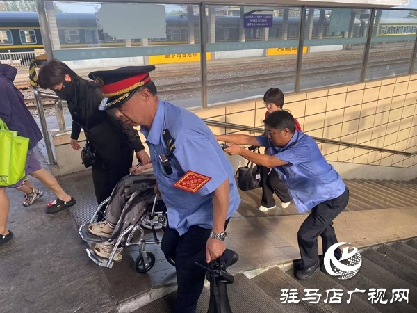 西平車站不懼高溫 護(hù)航旅客回家路