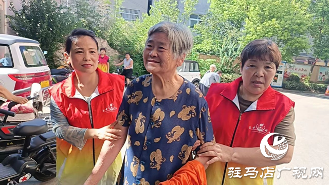 義工余小霞為24位孤寡老人送清涼 15年公益路溫暖社區(qū)