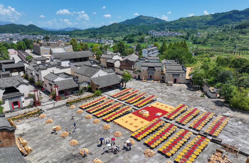 古村曬秋忙 五彩映豐收