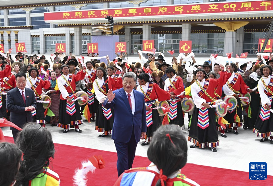 習(xí)近平在出席西藏自治區(qū)成立60周年慶?；顒?dòng)后返回北京
