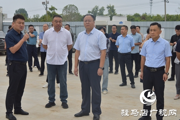 平輿縣委副書記、縣長李磊就重點項目建設進行現(xiàn)場辦公