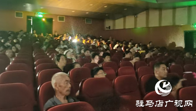 西平縣柏城劇院展映《鐵道英雄》 傳承紅色基因