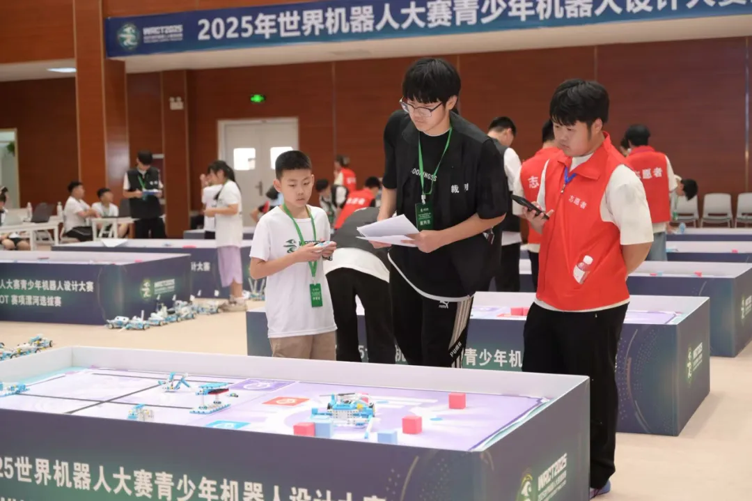駐馬店實(shí)驗(yàn)小學(xué)代表隊(duì)從世界機(jī)器人大賽載譽(yù)歸來