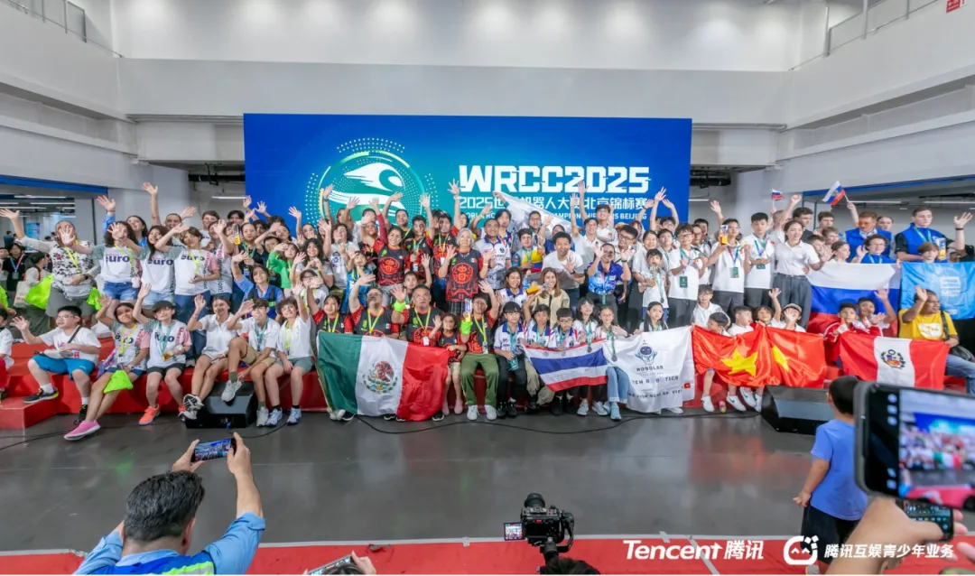 駐馬店實(shí)驗(yàn)小學(xué)代表隊(duì)從世界機(jī)器人大賽載譽(yù)歸來