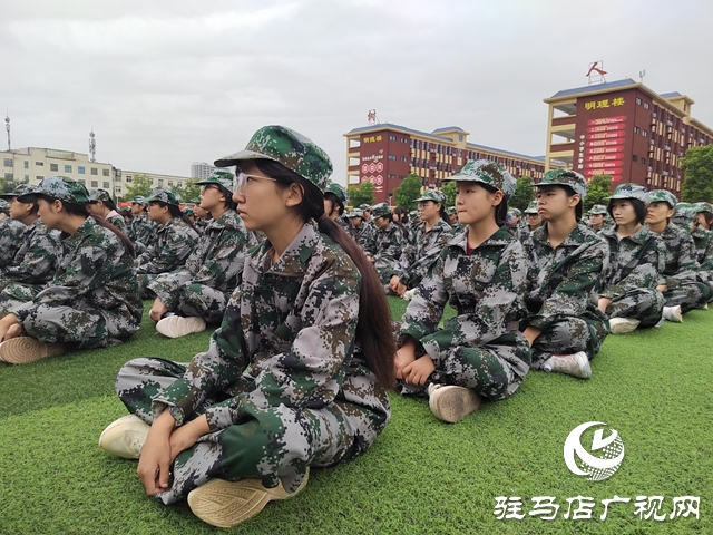 駐馬店市樹人高級(jí)中學(xué):2025級(jí)高一新生迎來了高中生活的第一課——軍訓(xùn)