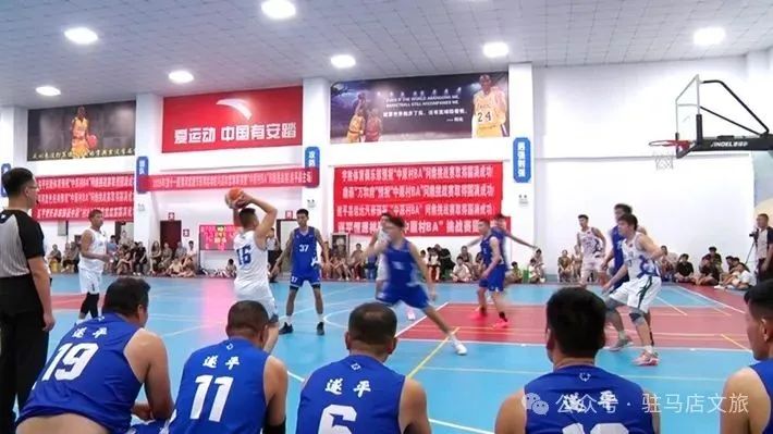 縣區(qū)動態(tài)|2025年(第十一屆)黃河戲劇節(jié)系列活動駐馬店市籃球聯(lián)賽暨“中原村BA”問鼎挑戰(zhàn)賽(遂平主場)在縣第五中學(xué)激情開賽