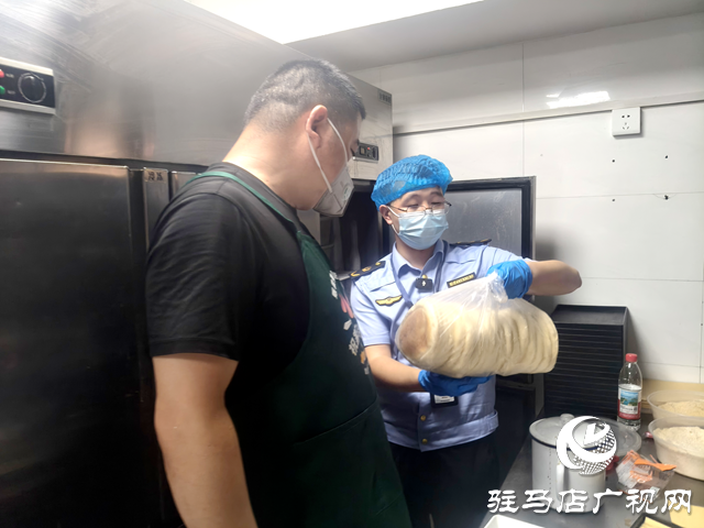 駐馬店市市場(chǎng)監(jiān)督管理局開發(fā)區(qū)分局突擊檢查夜市食品安全 守護(hù)市民“舌尖安全”