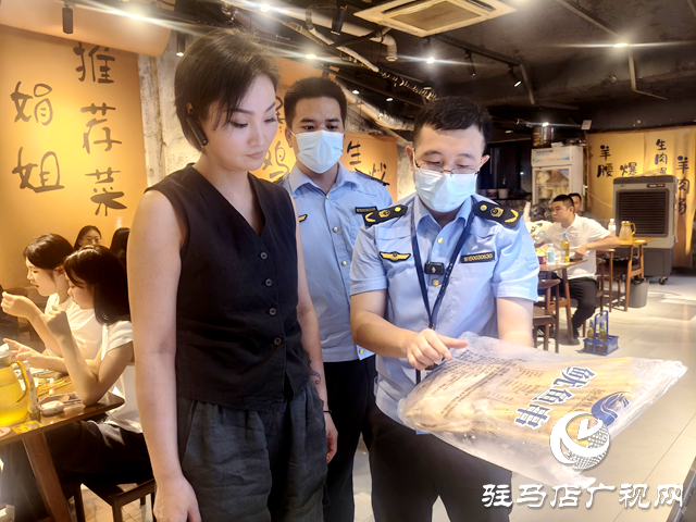 駐馬店市市場(chǎng)監(jiān)督管理局開發(fā)區(qū)分局突擊檢查夜市食品安全 守護(hù)市民“舌尖安全”