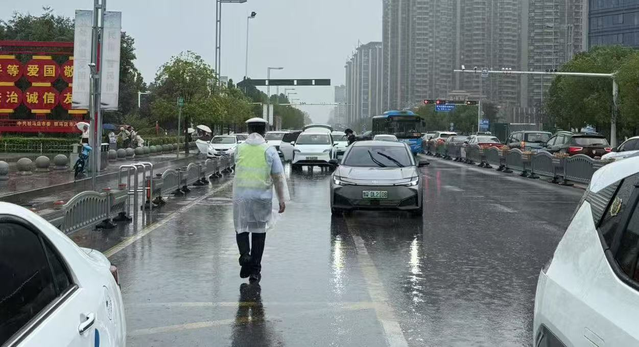 雨幕中那抹熒光綠：示范區(qū)交警堅(jiān)守崗位護(hù)平安