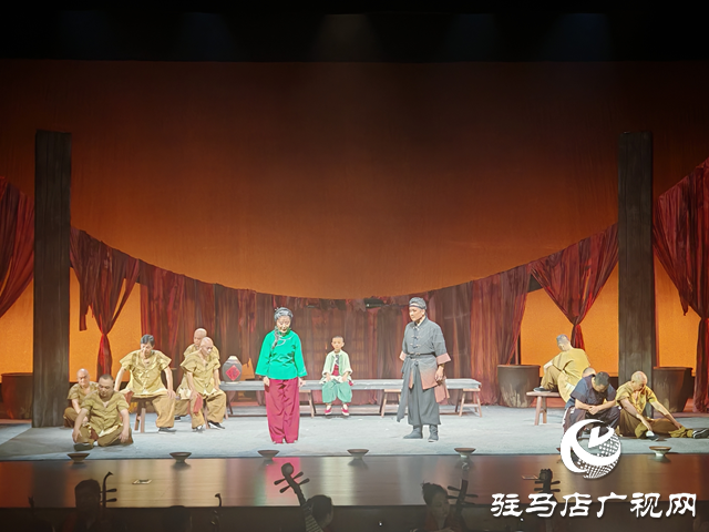 黃河戲劇節(jié)上黨梆子《高粱紅了》在確山工人文化宮精彩上演