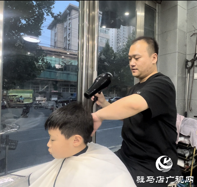 開(kāi)學(xué)臨近“理發(fā)熱” 學(xué)生扎堆換發(fā)型