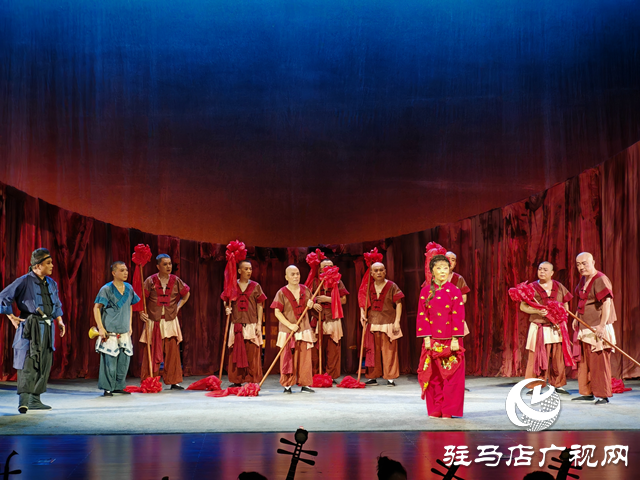 黃河戲劇節(jié)上黨梆子《高粱紅了》在確山工人文化宮精彩上演