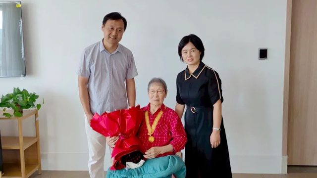 駐馬店市中心醫(yī)院赴青島慰問醫(yī)院離休干部、抗戰(zhàn)老戰(zhàn)士楊冠秀同志并頒發(fā)“中國人民抗日戰(zhàn)爭(zhēng)勝利80周年”紀(jì)念章
