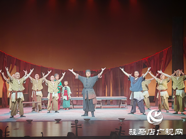 黃河戲劇節(jié)上黨梆子《高粱紅了》在確山工人文化宮精彩上演