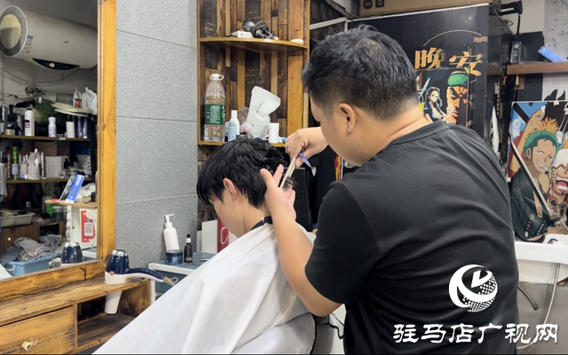 開(kāi)學(xué)臨近“理發(fā)熱” 學(xué)生扎堆換發(fā)型