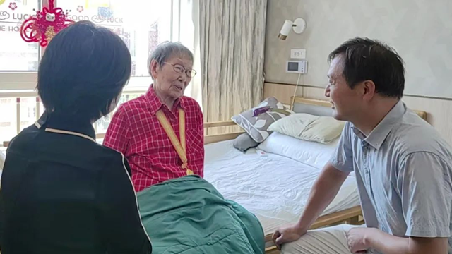 駐馬店市中心醫(yī)院赴青島慰問醫(yī)院離休干部、抗戰(zhàn)老戰(zhàn)士楊冠秀同志并頒發(fā)“中國人民抗日戰(zhàn)爭(zhēng)勝利80周年”紀(jì)念章