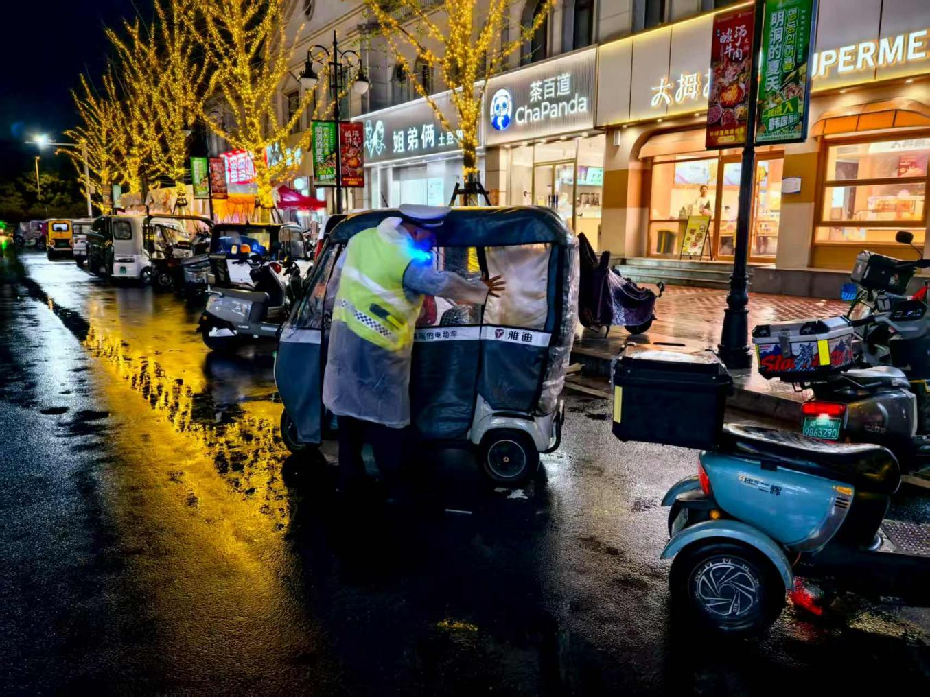 雨幕中那抹熒光綠：示范區(qū)交警堅(jiān)守崗位護(hù)平安