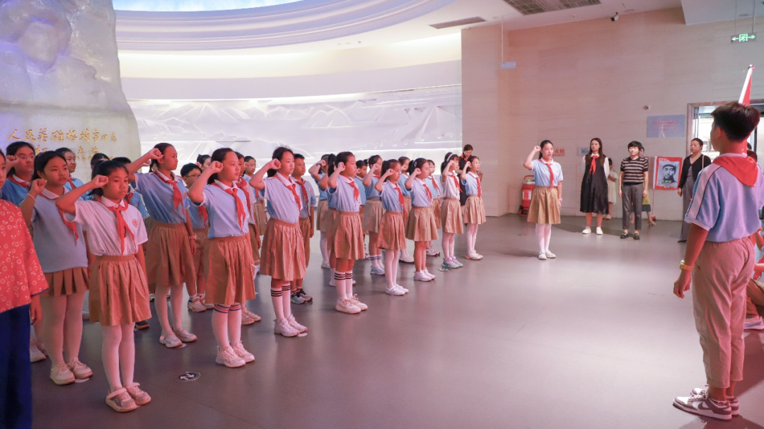 致敬抗戰(zhàn)英雄 篤定強(qiáng)國(guó)信念:駐馬店實(shí)驗(yàn)小學(xué)開(kāi)展主題教育活動(dòng)