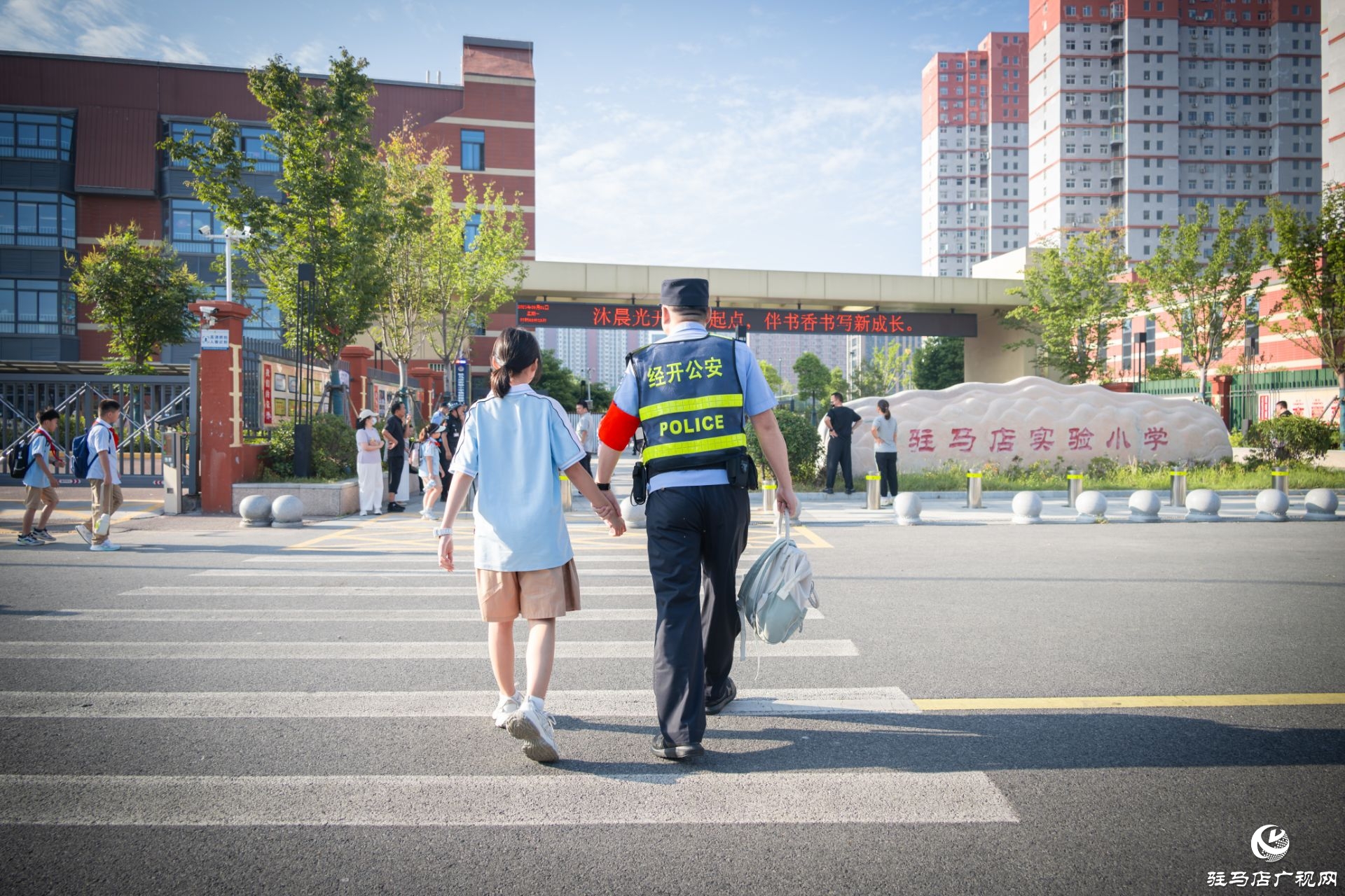 駐馬店市公安局經(jīng)濟(jì)開發(fā)區(qū)分局:“警”彩護(hù)航開學(xué)季