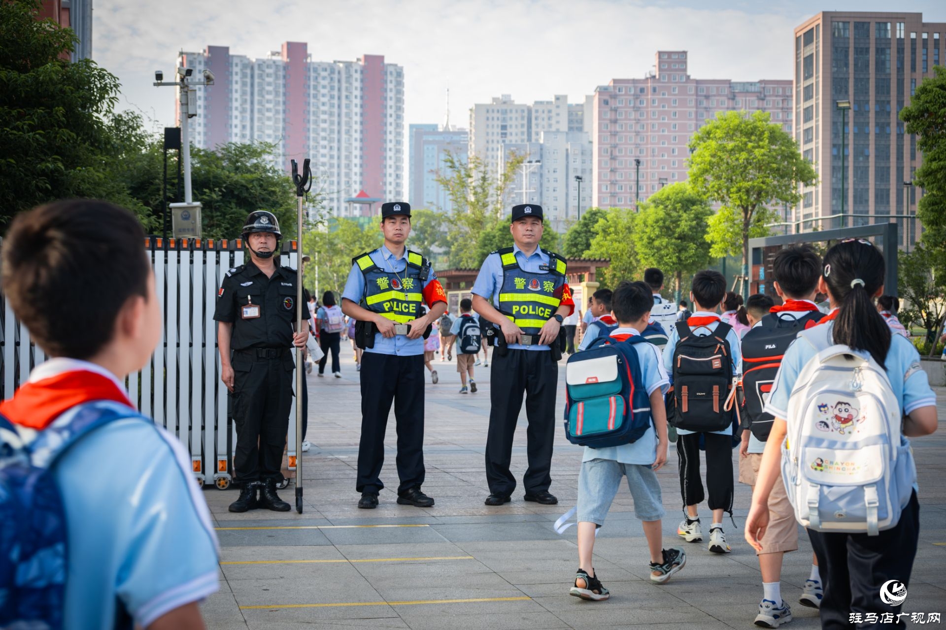 駐馬店市公安局經(jīng)濟(jì)開發(fā)區(qū)分局:“警”彩護(hù)航開學(xué)季