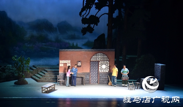 黃河戲劇節(jié)參賽劇目豫劇《女人是座山》平輿震撼上演 演繹堅(jiān)韌母愛感動(dòng)全場(chǎng)